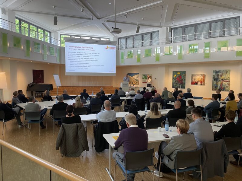 Teilnehmer bei einer Präsentation auf der Klausurtagung der 'Vielfalter – Experten für Teilhabe' im Ludwig-Windthorst-Haus."